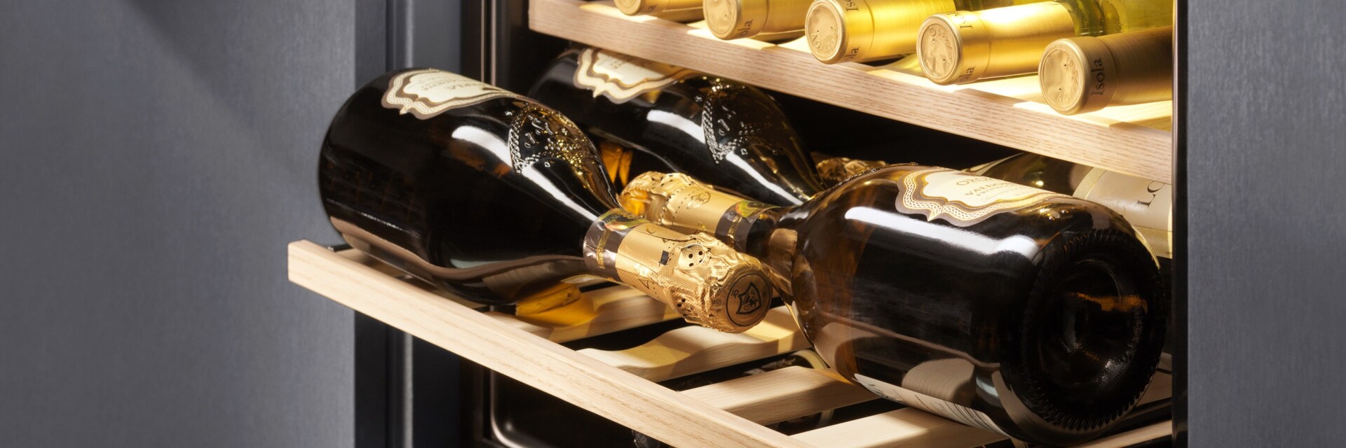 Vestavná vinotéka Electrolux